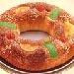 Media rosca de Pascua con ciruelas pasas, higos glaseados y dtiles